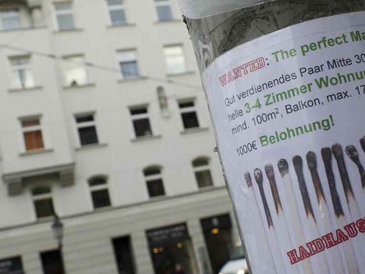 Ein Zettel mit einem Wohnungsgesuch hängt an einem Laternenmast. Foto: Peter Kneffel/Archiv