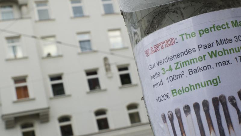 Ein Zettel mit einem Wohnungsgesuch hängt an einem Laternenmast. Foto: Peter Kneffel/Archiv Ein Zettel mit einem Wohnungsgesuch hängt an einem Laternenmast. Foto: Peter Kneffel/Archiv
