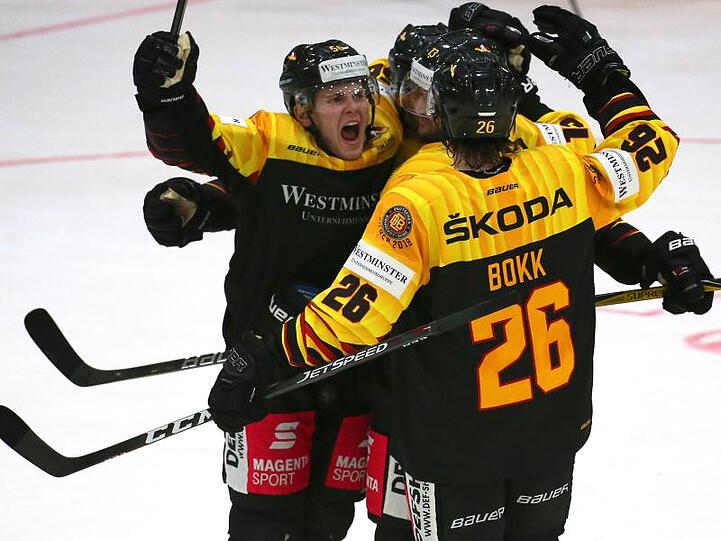Der deutsche Marc Michaelis (l) jubelt nach seinem Treffer zum 2:1. Foto: Karl-Josef Hildenbrand