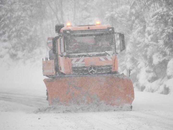 Ein Schneepflugfahrzeug im Einsatz. Foto: Patrick Seeger/dpa/Archivbild
