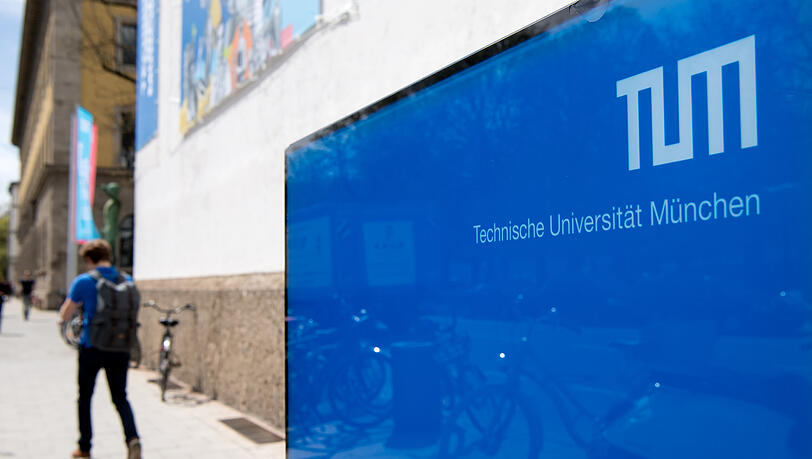 Ob hier bald auch US-Forscher ein- und ausgehen? Ein Student vor dem Haupteingang der Technischen Universität München.