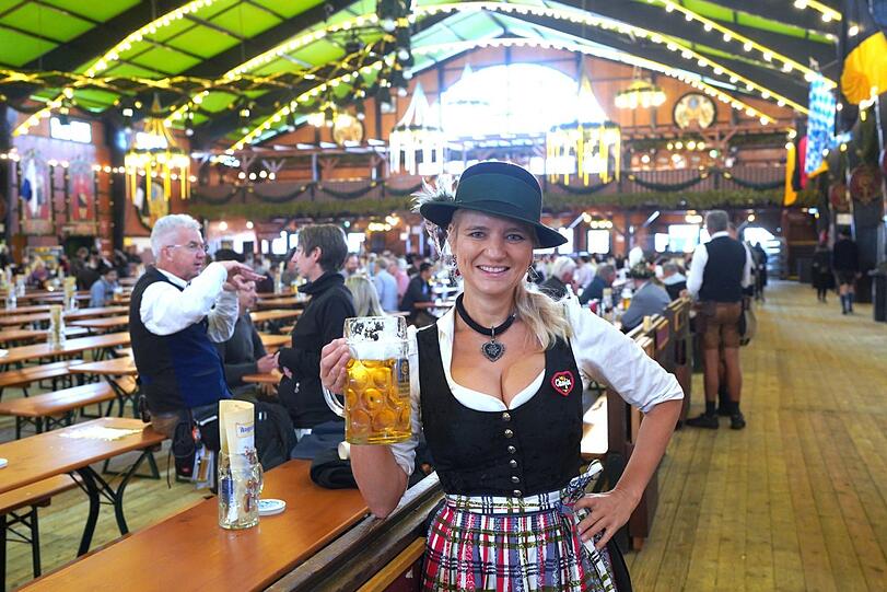 Raphaela Maier im Augustinerzelt auf der Wiesn. Im Augustiner Stammhaus in der Neuhauser Straße ist ihre Iberl Bühne zu Hause, nachdem sie 2014 von Solln in die Innenstadt gezogen war.
