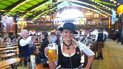 Raphaela Maier im Augustinerzelt auf der Wiesn. Im Augustiner Stammhaus in der Neuhauser Straße ist ihre Iberl Bühne zu Hause, nachdem sie 2014 von Solln in die Innenstadt gezogen war.