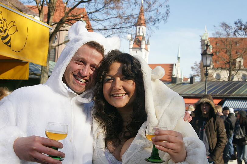 So feiert München Fasching auf dem Viktualienmarkt - sehen Sie hier die Bilder...