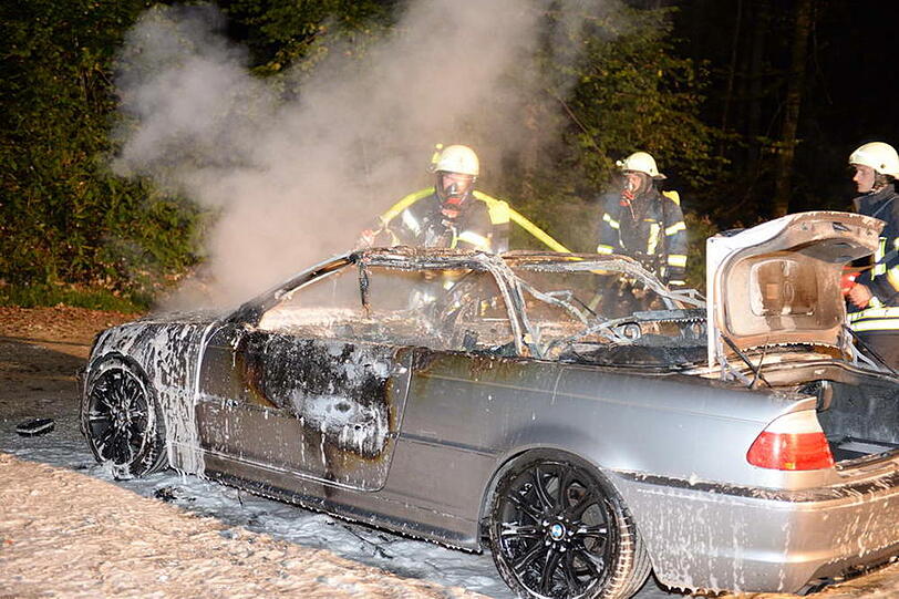 Auf der B 306 bei Siegsdorf brannte ein BMW-Cabrio völlig aus. Der Fahrer konnte sich in letzter Sekunde retten. Die Bilder vom Feuerwehreinsatz.