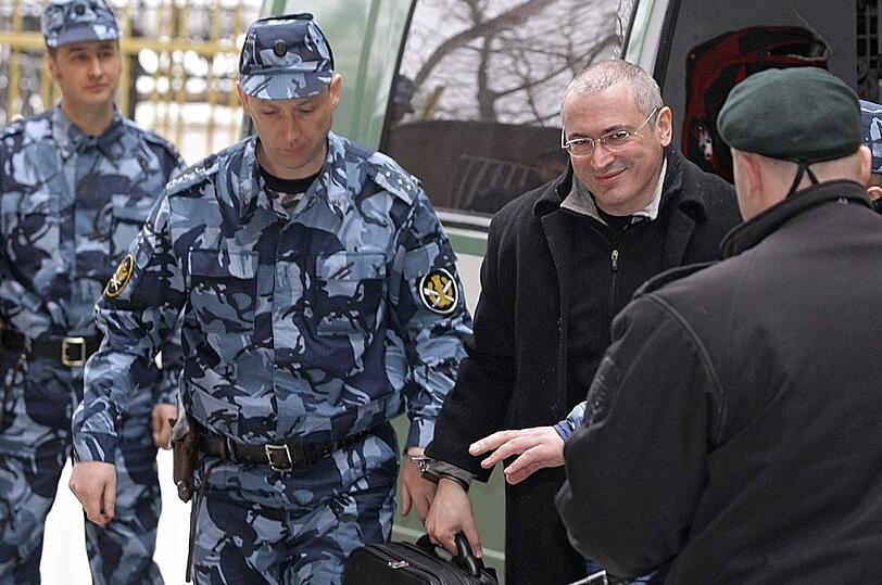 Des Kreml-Kritiker Michail Chodorkowski wird zur einer Anhörung ins Moskauer Chamownitscheski-Gericht gebracht.