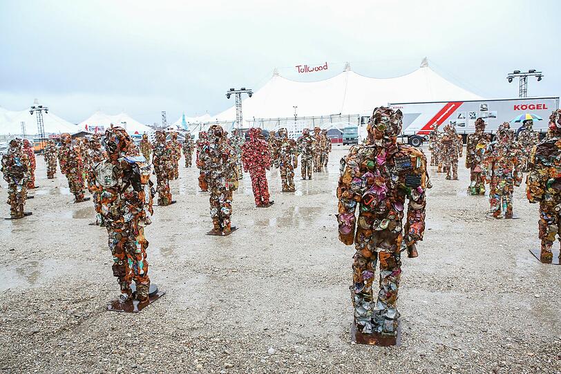 Fotoshooting mit dem Künstler HA Schult,dessen Installation "Trash People", ab 24. November auf dem Festivalgelände des Tollwood-Winterfestivals zu sehen ist.
