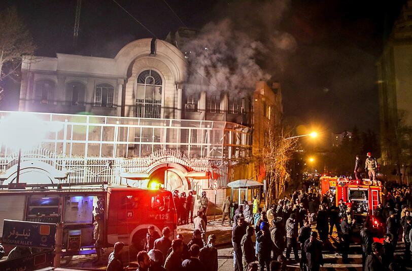 In der Nacht zum Sonntag haben Demonstranten die Botschaft Riads in Teheran gestürmt und Teile des Gebäudes in Brand gesetzt.