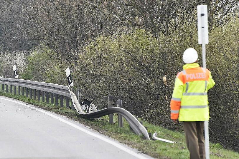 Erst nach 30 Metern kommt der Wagen zum stehen. Die Bilder vom spektakulären Unfall.