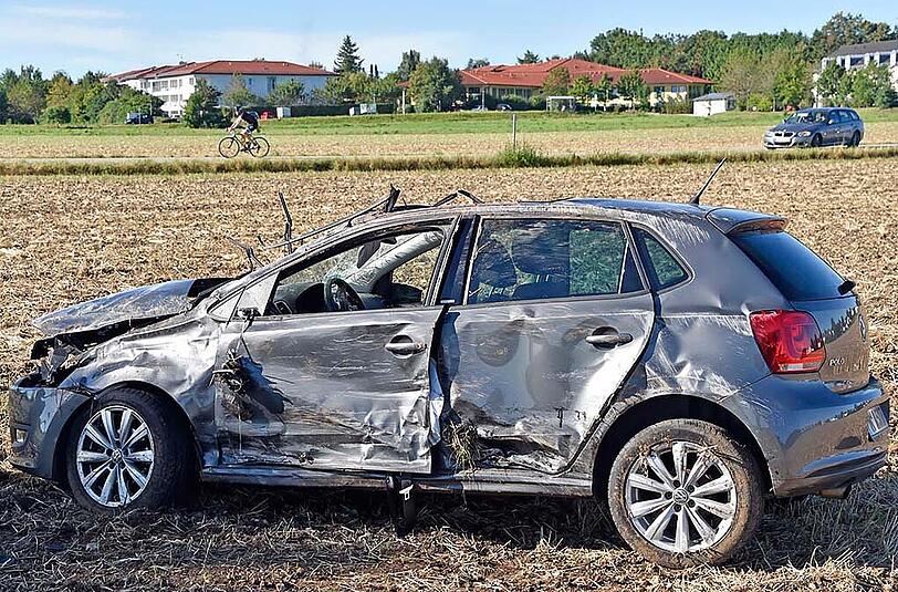 Der Polo überchlug sich mehrfach und kam rund 80 Meter später zum Stehen.