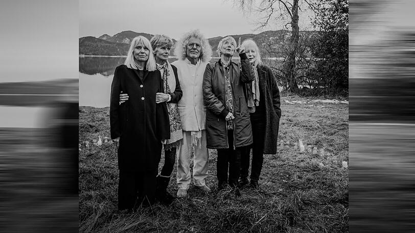 Ein liebevoller Abschied für einen besonders geliebten Menschen (v. l.): Gisela Getty, Brigitte Streubel, Rainer Langhans, Christa Ritter und Anna Werner gedenken am Walchensee Jutta Winkelmann. Genau für diese friedliche Atmosphäre hat die Hippie-Ikone diese Stelle am See so gemocht.