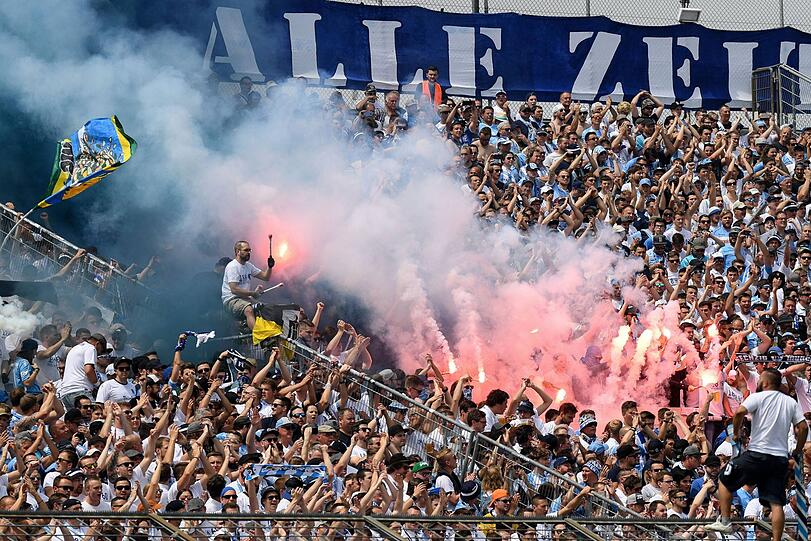 1860 Fans zünden Bengalos im eigenen Stadion.