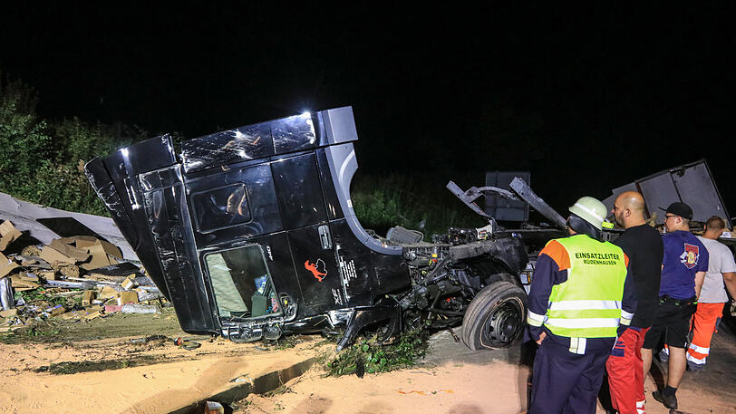 Der Lastwagen wurde komplett zerstört, der Fahrer mit schweren Verletzungen ins Krankenhaus gebracht. Die Bilder vom Unfallort.