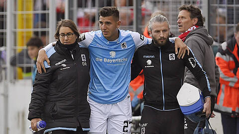 Gestützt: Semi Belkahia (Mi.) auf dem Weg in die Katakomben des Grünwalder Stadions.