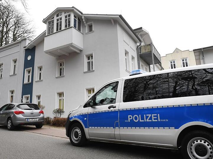 Ein Einsatzfahrzeug der Polizei steht vor dem Wohnhaus in Zinnowitz, in dem die 18-Jährige tot aufgefunden wurde.