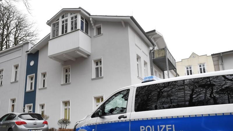 Ein Einsatzfahrzeug der Polizei steht vor dem Wohnhaus in Zinnowitz, in dem die 18-Jährige tot aufgefunden wurde. Ein Einsatzfahrzeug der Polizei steht vor dem Wohnhaus in Zinnowitz, in dem die 18-Jährige tot aufgefunden wurde.