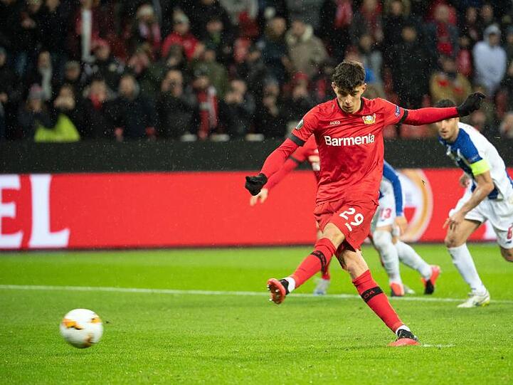 Leverkusens Kai Havertz erzielt das Tor zum 2:0 vom Elfmeterpunkt.