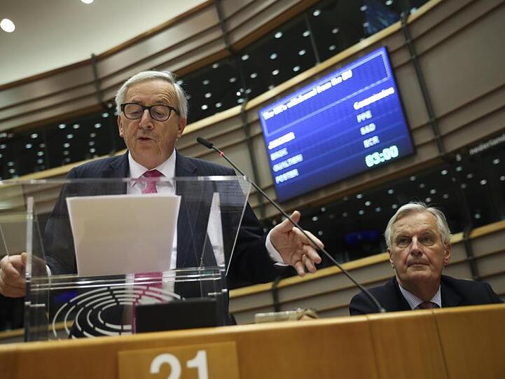 Sie warten auf London: EU-Kommissionspräsident Jean-Claude Juncker (l.) spricht im Europäischen Parlament, während Michel Barnier, EU-Verhandlungsführer für den Brexit, neben ihm sitzt.
