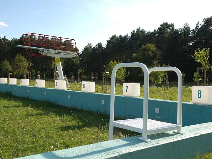 Hier war früher richtig was los: Ehemaliges Schwimmerbecken im stillgelegten Freibad Boxberg in der Lausitz.