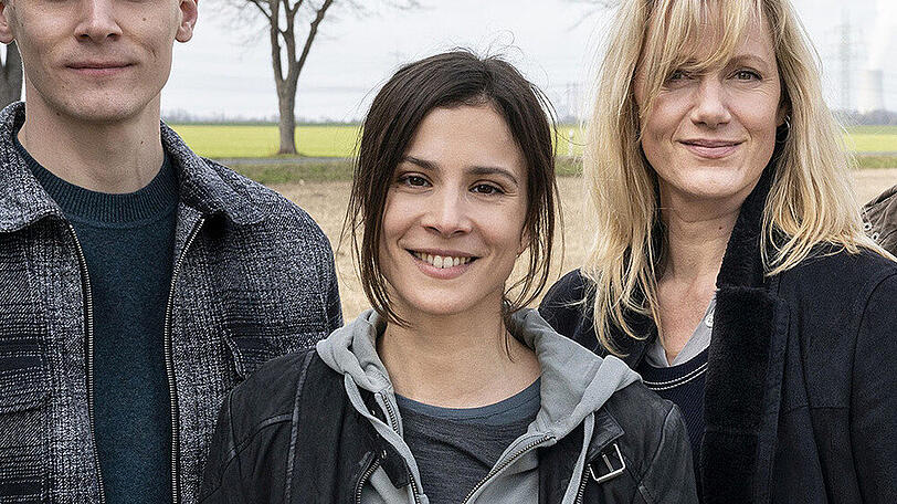 Ex-"Tatort"-Star Aylin Tezel (Rolle: Kommissarin Nora Dalay) damals noch am Rande von Dreharbeiten zwischen ihren beiden Sonntagskrimikollegen Rick Okon (Jan Pawlak) und Anna Schudt (Martina Bönisch).