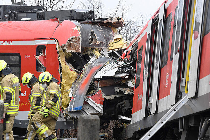 Am Tag nach dem Frontalzusammenstoß zweier S-Bahnen in Schäftlarn mit einem Toten und 18 Verletzten laufen am Unfallort weiter Untersuchungen.