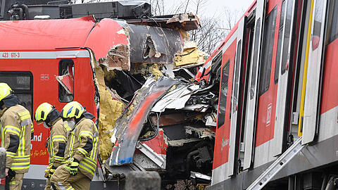 Am Tag nach dem Frontalzusammenstoß zweier S-Bahnen in Schäftlarn mit einem Toten und 18 Verletzten laufen am Unfallort weiter Untersuchungen.