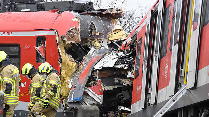 Am Tag nach dem Frontalzusammenstoß zweier S-Bahnen in Schäftlarn mit einem Toten und 18 Verletzten laufen am Unfallort weiter Untersuchungen.