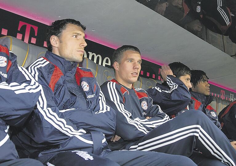 Sie waren mal Stars. Jetzt sind Mark van Bommel (l.) und Lukas Podolski bei Bayern Dauer-Reservisten.