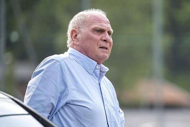 "Der Lothar ist bei uns für die Baustellen zuständig, das geht mir langsam auf den Sack": Uli Joeneß teilt mächtig gegen Matthäus aus. "Der Lothar ist bei uns für die Baustellen zuständig, das geht mir langsam auf den Sack": Uli Joeneß teilt mächtig gegen Matthäus aus.