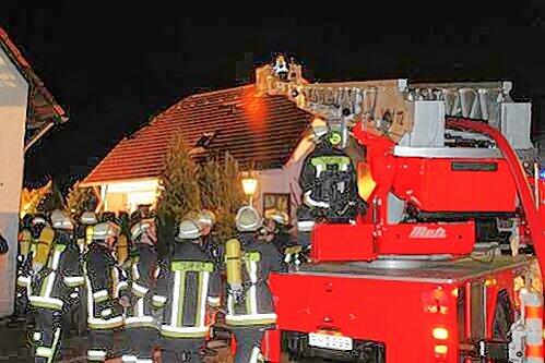 Mit der Leiter bargen die Feuerwehrler den leblosen Körper des Mannes.