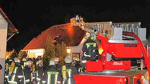 Mit der Leiter bargen die Feuerwehrler den leblosen Körper des Mannes. Mit der Leiter bargen die Feuerwehrler den leblosen Körper des Mannes.