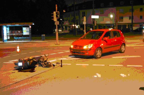 Ein Auto-Fahrerin übersah auf der Agnes-Bernauer-Straße den Fahrer eines Kleinmotorrades. Es kam zum Crash.