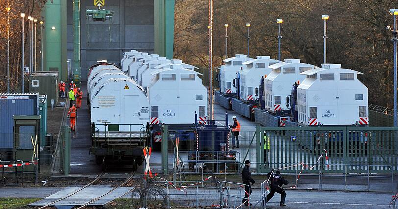 Der Castor rollt weiter, die Proteste halten an: Nach einer langen Protestnacht gegen den Castor-Transport ins niedersächsische Zwischenlager Gorleben haben Atomkraftgegner auch am Montag ihre Blockaden fortgesetzt - die Protest-Bilder der vergangenen Tage.
