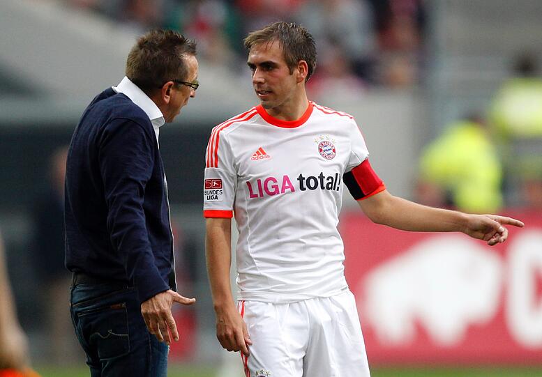 Normal mit der Bayern-Binde am Arm, Philipp Lahm (r). Bei allen Spielen der Champions League und der Europa League in dieser Woche sollen die Kapitäne der Mannschaften Armbänder mit der Aufschrift &bdquo;Unite Against Racism&ldquo; (Gemeinsam gegen Rassismus) tragen.