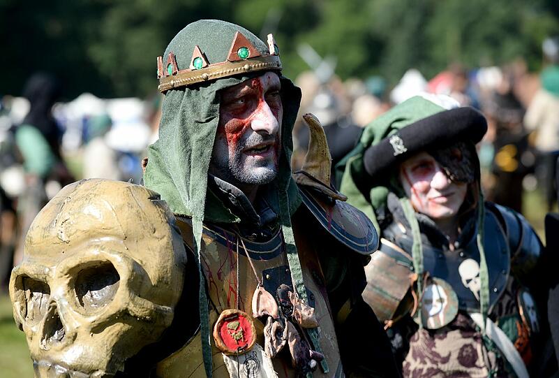 Rund 8000 Menschen treffen sich zum interaktiven Rollenspiel "ConQuest of Mythodea". Sehen Sie hier einige Bilder aus dem Jahr 2013