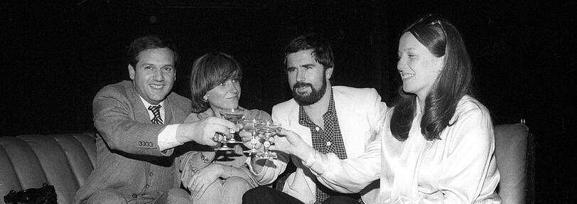 Gerd Müller (2.v.r., links neben ihm: Frau Uschi) trank gern &ndash; und mit der Zeit immer öfter. Hier eine Aufnahme aus dem New Yorker Nachtclub Studio 54 während seiner US-Zeit.