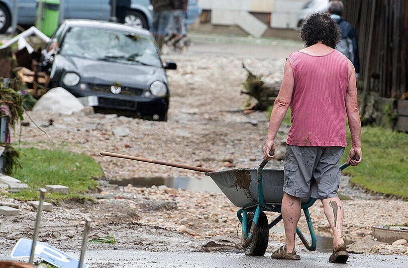 Aufräumen nach dem Hochwasser: Nasser Müll, Schlamm und Wasser soweit das Auge reicht. Die Bilder aus Simbach am Inn, Triftern und weiteren Gemeinden.