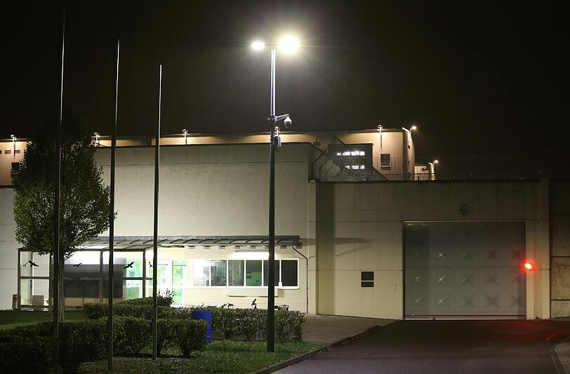 Dschaber al-Bakr beging Selbstmord: In der Nacht auf Donnerstag fuhr in der JVA Leipzig ein Leichenwagen vor - Die Bilder.