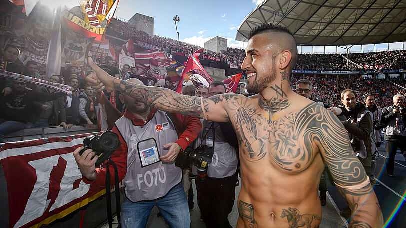 Was er hat, zeigt Arturo Vidal gern: Neben viele Tattoos gehören stählerne Muskeln dazu. Bei dem ein oder anderen Bayern-Sieg macht der Chilene seinen Oberkörper frei.