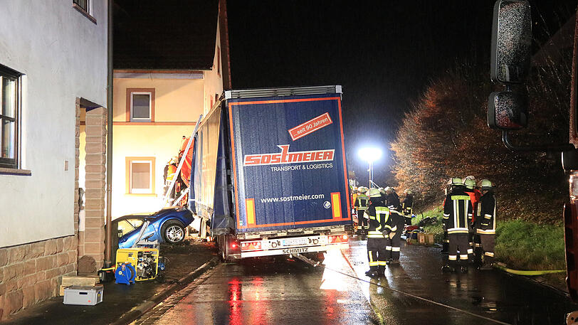 Der Sattelzug rammte ein geparktes Auto und donnerte gegen ein Haus. Die Rettung des Fahrers gestaltete sich extrem kompliziert.