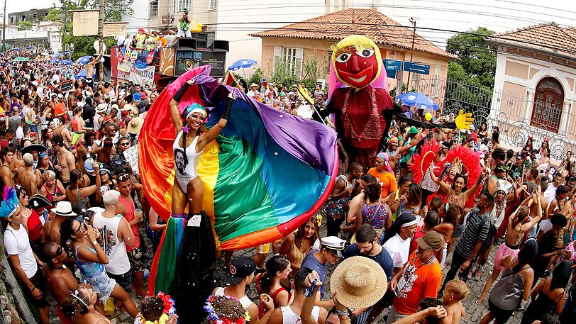Rio De Janeiro: Eine Karnevalsparade in den Straßen von Santa Teresa.