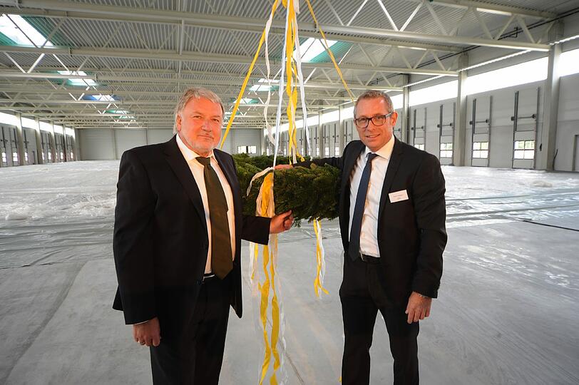 Die Deutsche Post DHL, hier mit Niederlassungsleiter Gottfried Neppl (links) soll laut Aurelis auf dem Gelände 2014 in einen neuen Gebäudekomplex mit einem Verteilzentrum ziehen.