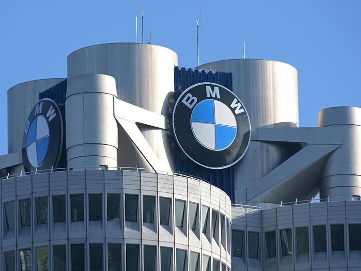 Das BMW-Logo auf dem Firmensitz des Automobilherstellers BMW ist zu sehen. Foto: Tobias Hase/dpa/Archivbild