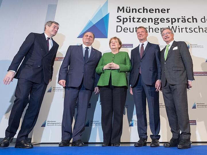 Spitzengespräch der deutschen Wirtschaft in München: von l.-r. Ingo Kramer (BDA), Peter Wollseifer (ZDH), Bundeskanzlerin Angela Merkel, Eric Schweitzer (DIHK) und Dieter Kempf (BDI).