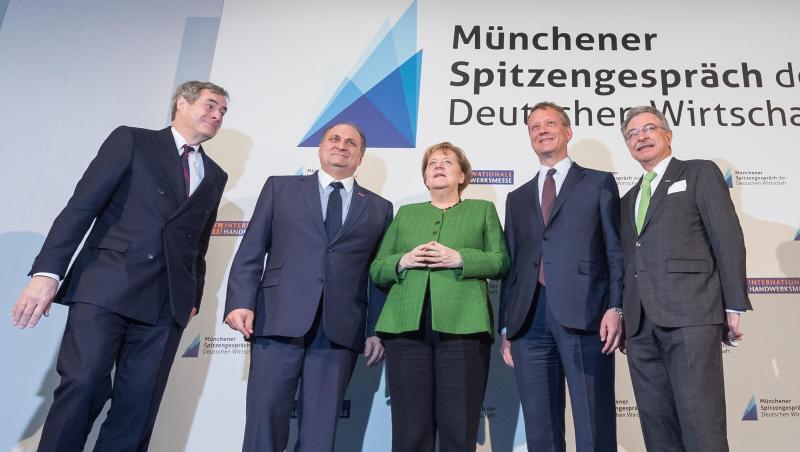 Spitzengespräch der deutschen Wirtschaft in München: von l.-r. Ingo Kramer (BDA), Peter Wollseifer (ZDH), Bundeskanzlerin Angela Merkel, Eric Schweitzer (DIHK) und Dieter Kempf (BDI). Spitzengespräch der deutschen Wirtschaft in München: von l.-r. Ingo Kramer (BDA), Peter Wollseifer (ZDH), Bundeskanzlerin Angela Merkel, Eric Schweitzer (DIHK) und Dieter Kempf (BDI).