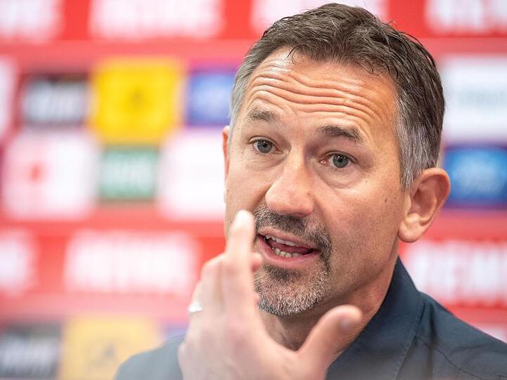 Achim Beierlorzer, neuer Trainer des 1. FC Köln, blickt während einer Pressekonferenz in die Runde. Foto: Marius Becker/Archivbild
