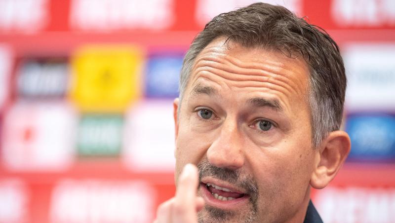 Achim Beierlorzer, neuer Trainer des 1. FC Köln, blickt während einer Pressekonferenz in die Runde. Foto: Marius Becker/Archivbild Achim Beierlorzer, neuer Trainer des 1. FC Köln, blickt während einer Pressekonferenz in die Runde. Foto: Marius Becker/Archivbild