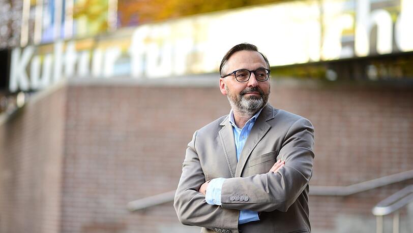 Münchens Kulturreferent Anton Biebl vor dem Gasteig.