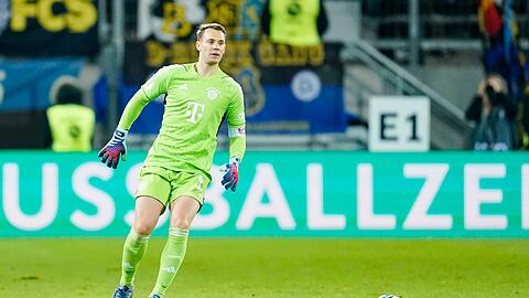 Münchens Torwart Manuel Neuer spielt den Ball.
