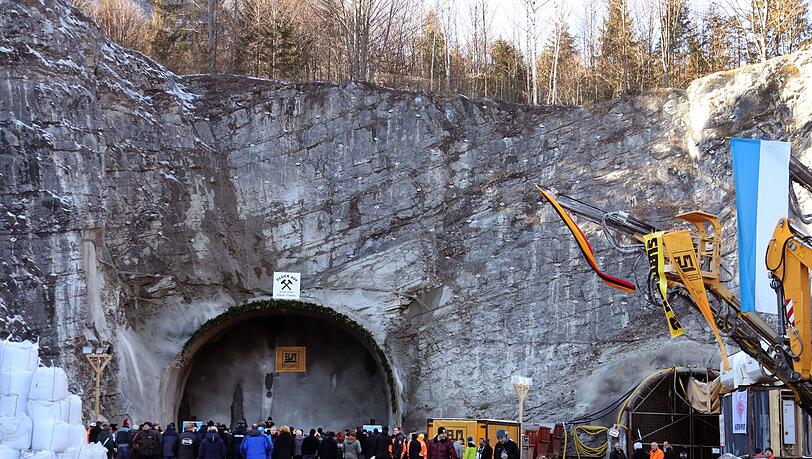 Wegen Bauarbeiten am Südportal des Kramertunnels wird die B23 für rund zwei Wochen gesperrt sein. (Archivbild)